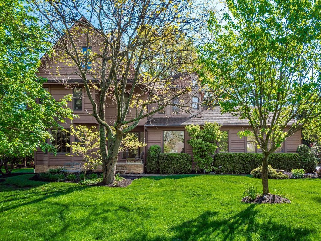 Photo of 8642 Hawick Court S, Dublin, OH 43017 (MLS # 226013885)