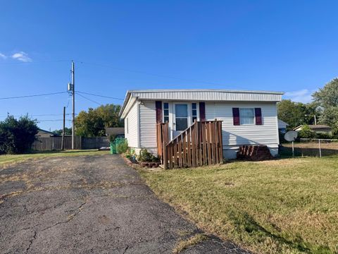 Photo of 2222 Maureen Boulevard S, Obetz, OH 43207 (MLS # 225033590)