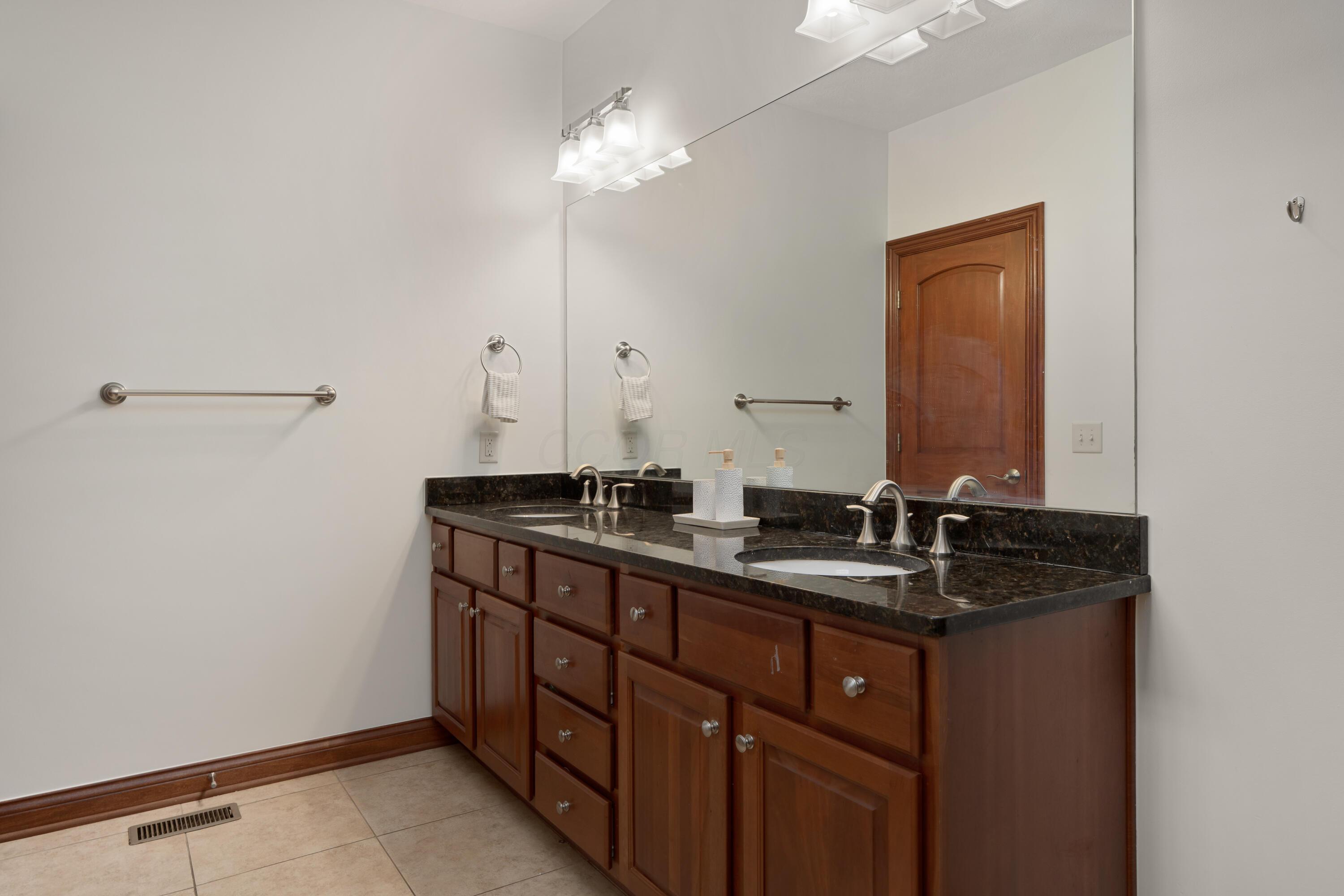 9785 Kingston Circle, Powell, Ohio image 25