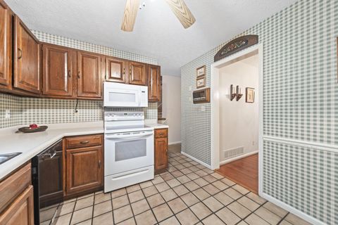 Tiny photo for 304 Constitution Drive, Chillicothe, OH 45601 (MLS # 225044688)