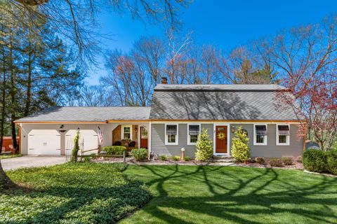 Photo of 1169 Parkview Drive, Zanesville, OH 43701 (MLS # 226011663)