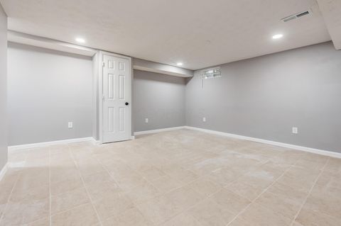 Tiny photo for 757 Ivorton Road S, Columbus, OH 43207 (MLS # 226004894)