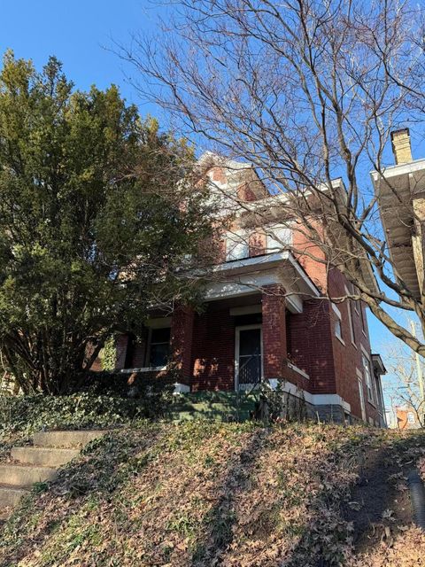 Photo of 26 E Oakland Avenue, Columbus, OH 43201 (MLS # 226011607)