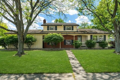 Photo of 305 Muskingum Drive, Columbus, OH 43230 (MLS # 226016819)