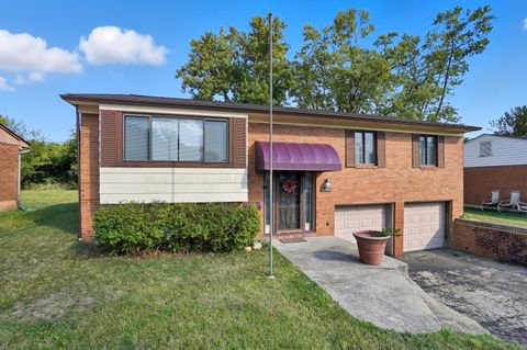 Photo of 5462 Roche Drive, Columbus, OH 43229 (MLS # 225037372)
