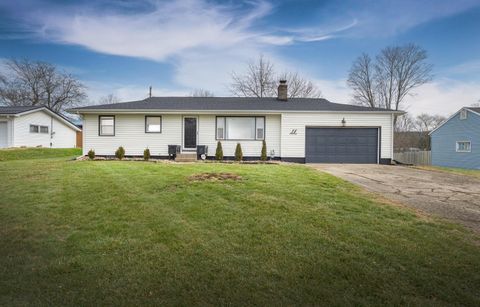 Photo of 14 Hilltop Drive, Mount Vernon, OH 43050 (MLS # 226000139)