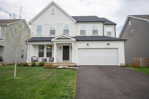 Photo of 428 Oakland Hills Loop, Commercial Point, OH 43116 (MLS # 226012258)
