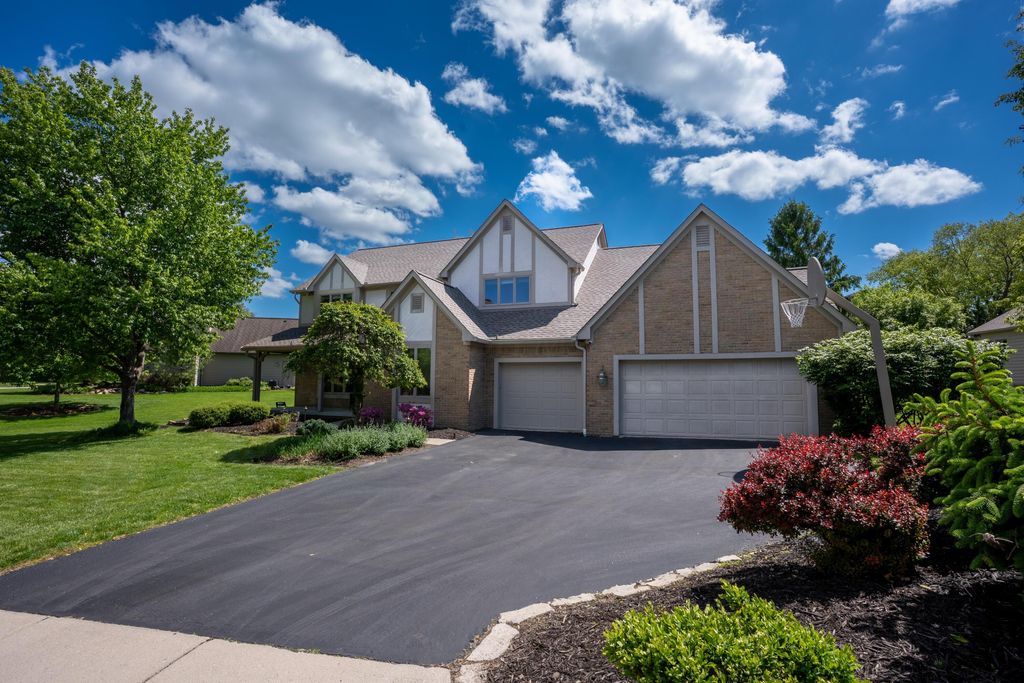Photo of 6157 Inverurie Drive E, Dublin, OH 43017 (MLS # 226016245)