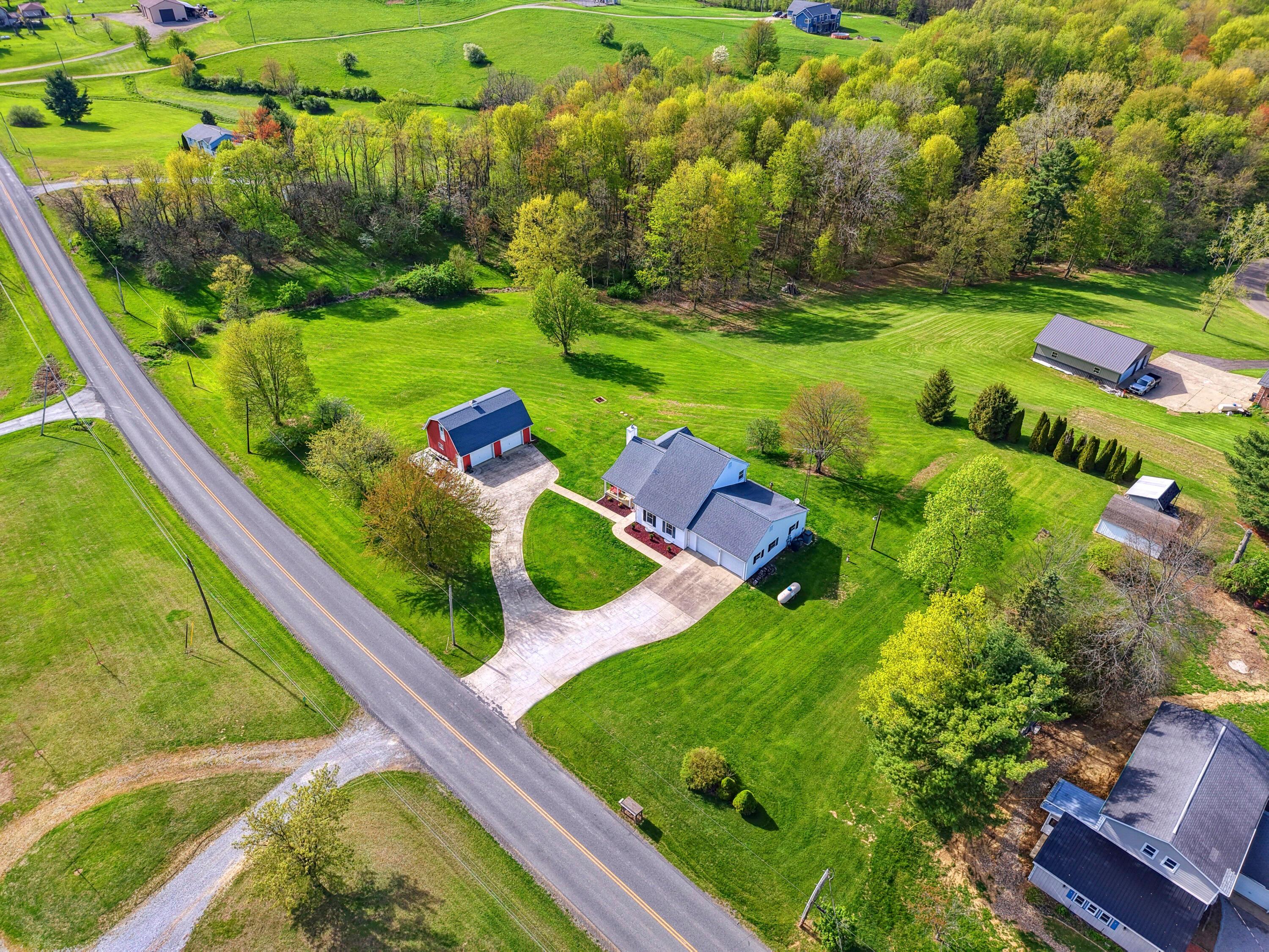 11085 New Delaware Road, Mount Vernon, Ohio image 2