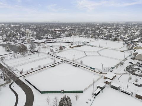 Tiny photo for 4372 Robin Street, Grove City, OH 43123 (MLS # 225044661)