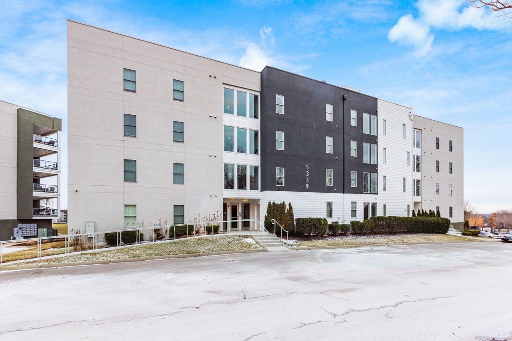 Photo of 5339 Highpointe Lakes Drive 403 #403, Westerville, OH 43081 (MLS # 226001690)