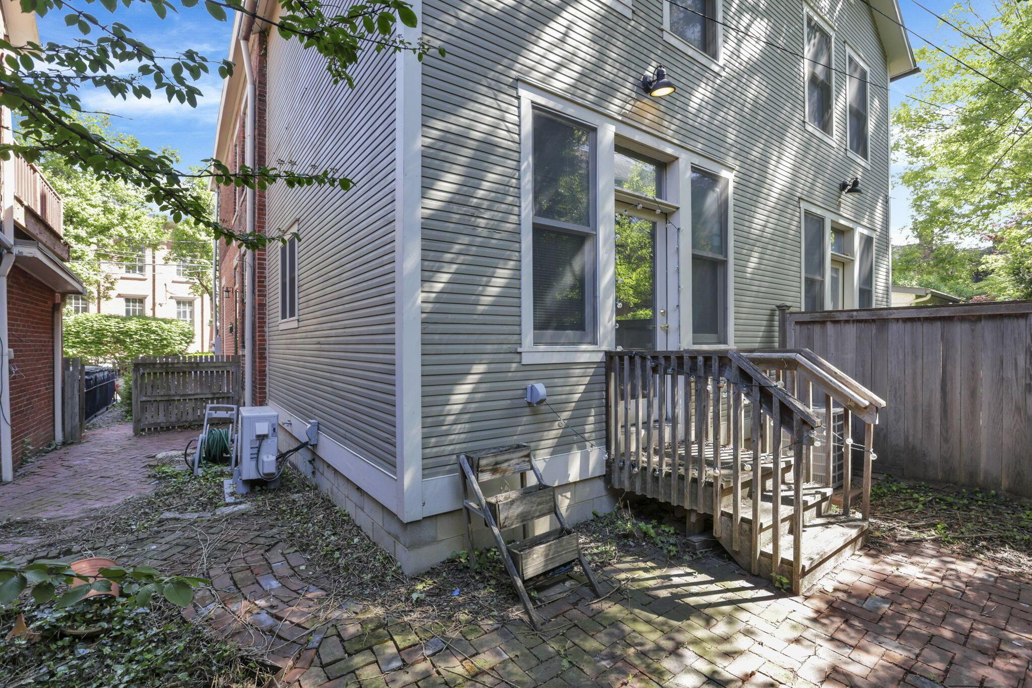 113 E Sycamore Street 111