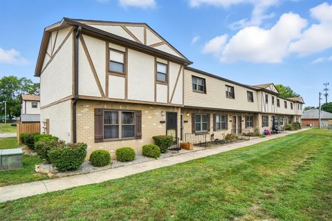 Photo of 3828 Queen Anne Place B8 #B8, Grove City, OH 43123 (MLS # 225031983)