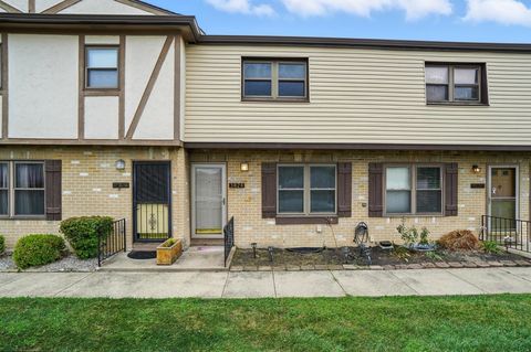 Photo of 3828 Queen Anne Place B8 #B8, Grove City, OH 43123 (MLS # 225031983)