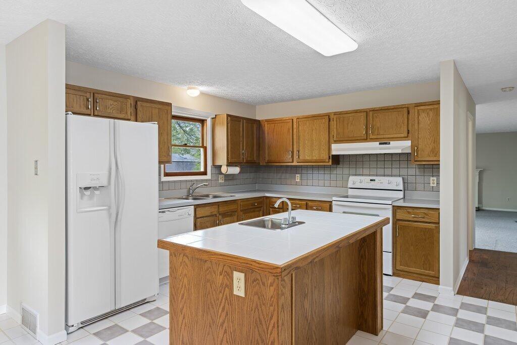 Columbus, Ohio 43230, United States, 4 Bedrooms Bedrooms, ,3 BathroomsBathrooms,Residential,Contingent,125075