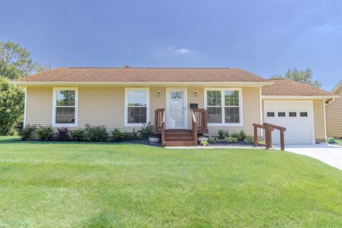 Photo of 815 Lakeview Drive, Marysville, OH 43040 (MLS # 226017646)