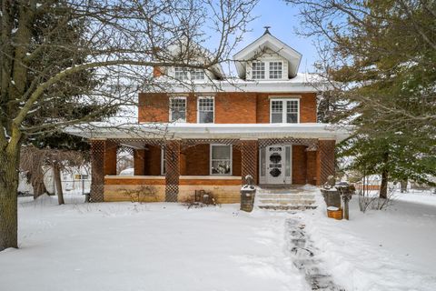 Photo of 230 W Columbus Street, Mount Sterling, OH 43143 (MLS # 226002759)