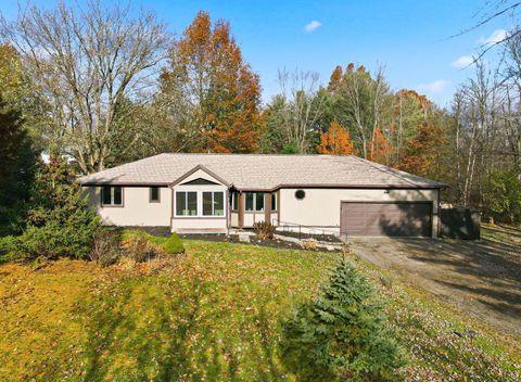 Photo of 128 Winter Green Loop SW, Pataskala, OH 43062 (MLS # 225042125)
