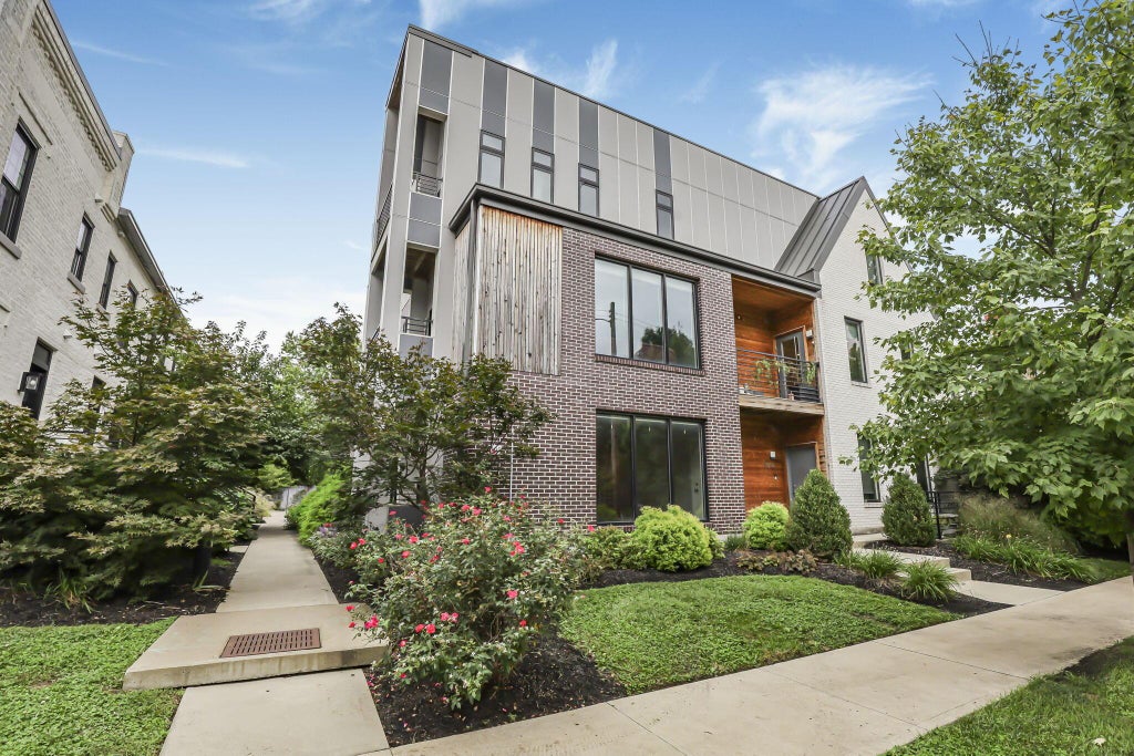 Photo of 1020 Pennsylvania Avenue, Columbus, OH 43201 (MLS # 226035975)