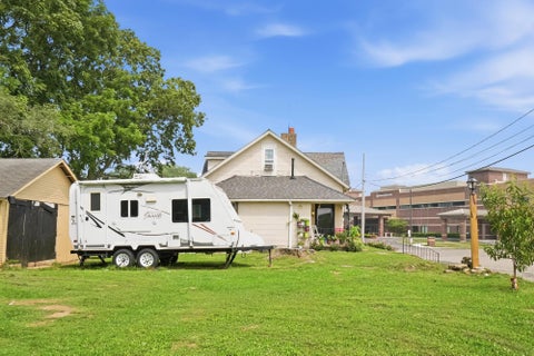 Tiny photo for 501 N Yellow Springs Street, Springfield, OH 45504 (MLS # 226027385)