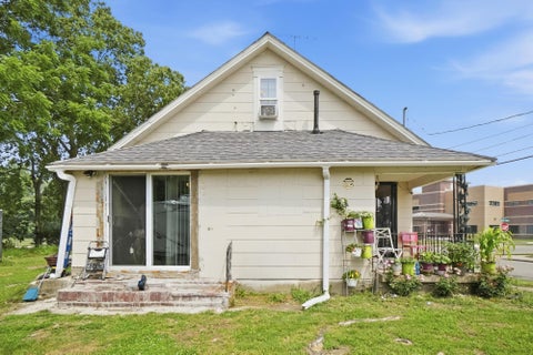 Tiny photo for 501 N Yellow Springs Street, Springfield, OH 45504 (MLS # 226027385)