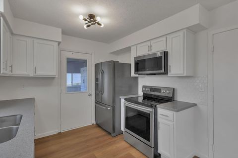 Tiny photo for 4400 Honeywood Court, Columbus, OH 43228 (MLS # 226000465)