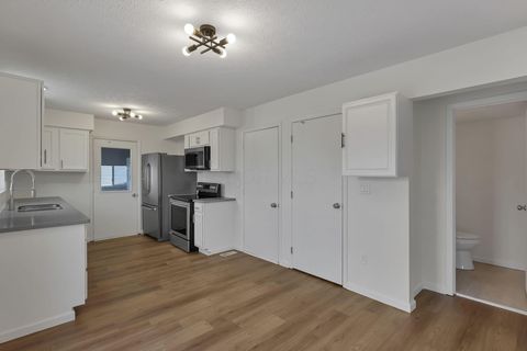 Tiny photo for 4400 Honeywood Court, Columbus, OH 43228 (MLS # 226000465)