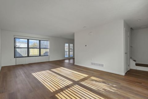 Tiny photo for 4400 Honeywood Court, Columbus, OH 43228 (MLS # 226000465)