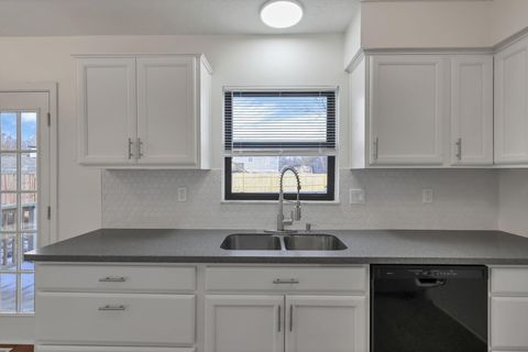 Tiny photo for 4400 Honeywood Court, Columbus, OH 43228 (MLS # 226000465)