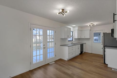 Tiny photo for 4400 Honeywood Court, Columbus, OH 43228 (MLS # 226000465)