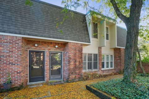 Photo of 1594 Lafayette Drive, Columbus, OH 43220 (MLS # 225038526) Photo of 1594 Lafayette Drive, Columbus, OH 43220 (MLS # 225038526)