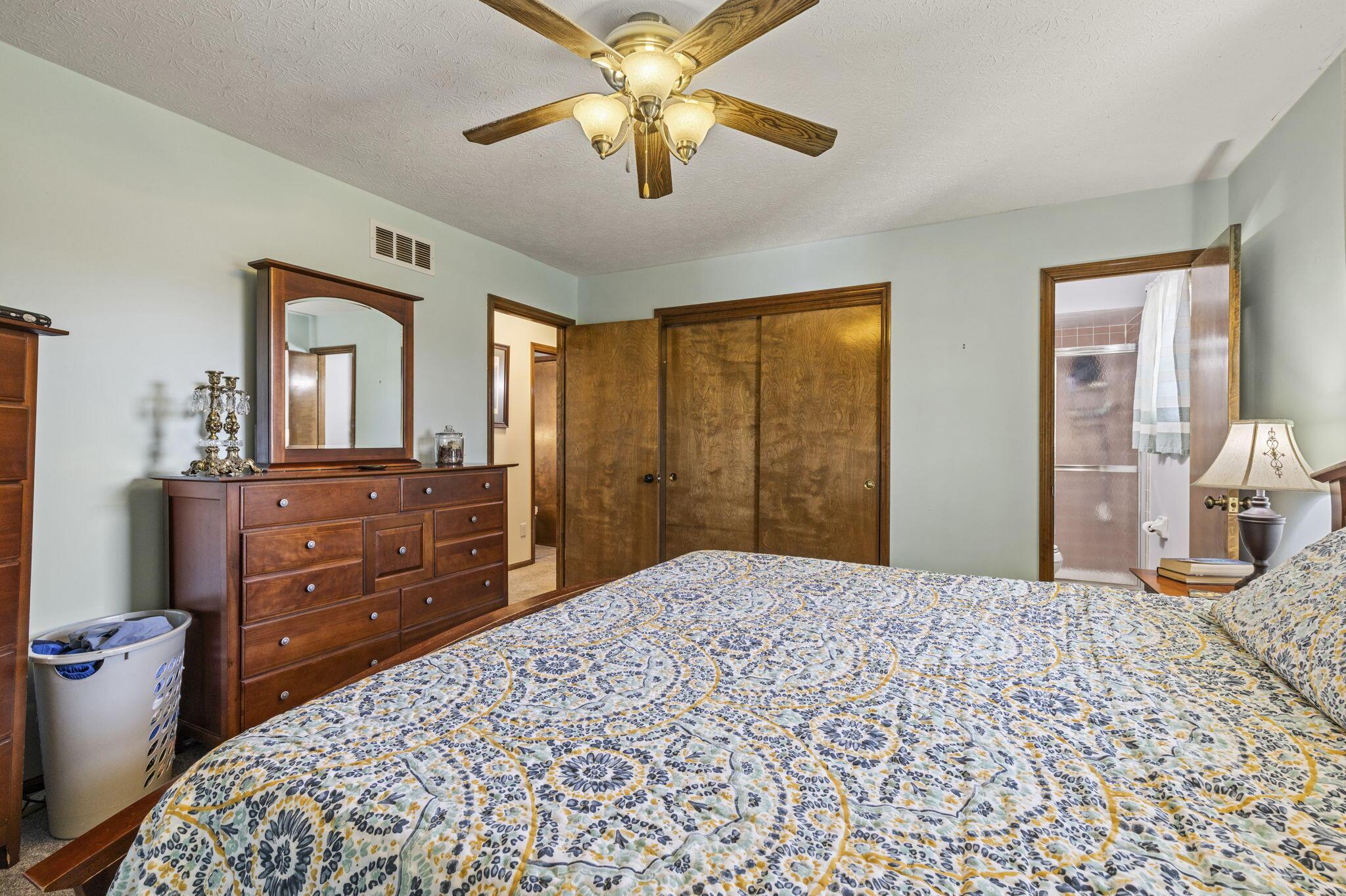 2445 Parkview Drive, Grove City, Ohio image 27