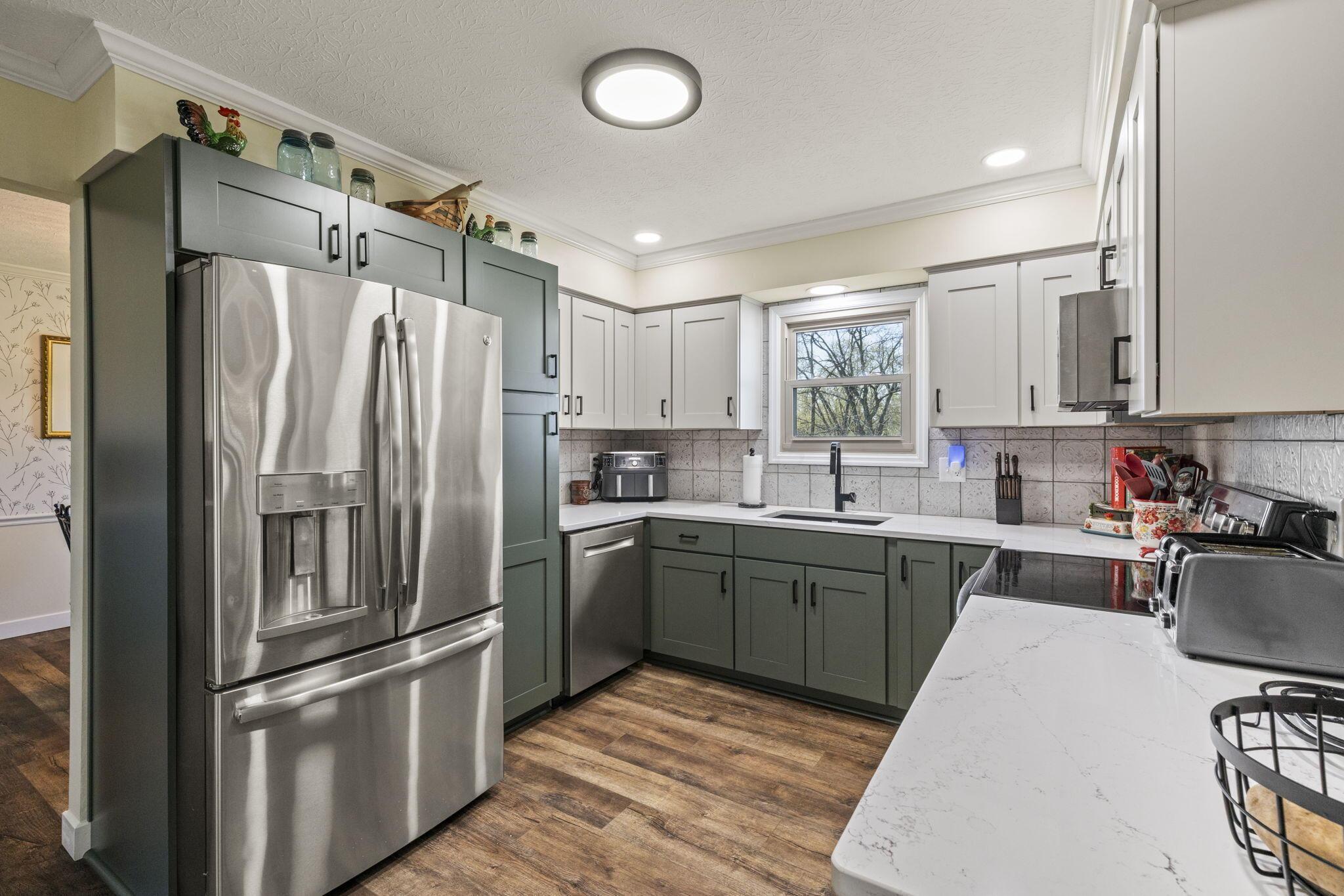 2445 Parkview Drive, Grove City, Ohio image 16