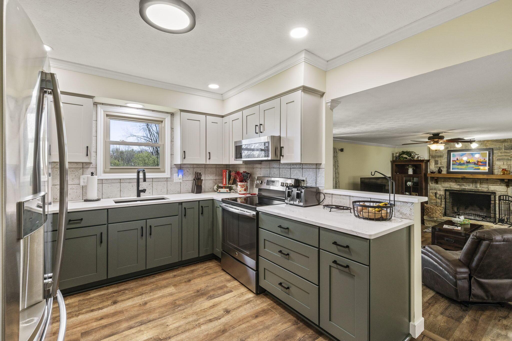 2445 Parkview Drive, Grove City, Ohio image 15