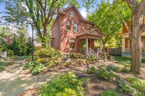 Photo of 424 W 5th Avenue, Columbus, OH 43201 (MLS # 225034475)