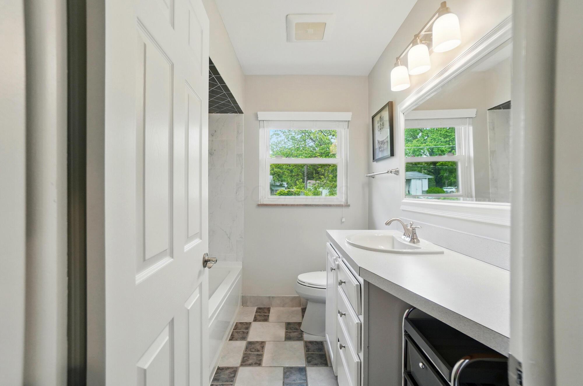 1096 Lancaster Avenue, Reynoldsburg, Ohio image 33