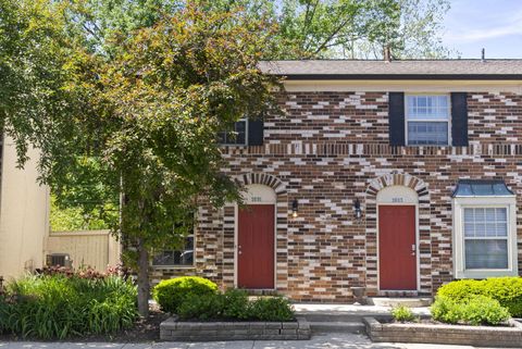 Photo of 2601 Scioto View Lane M #M, Columbus, OH 43221 (MLS # 226015453)