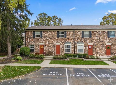 Photo of 2571 Scioto View Lane K #K, Columbus, OH 43221 (MLS # 225039682)