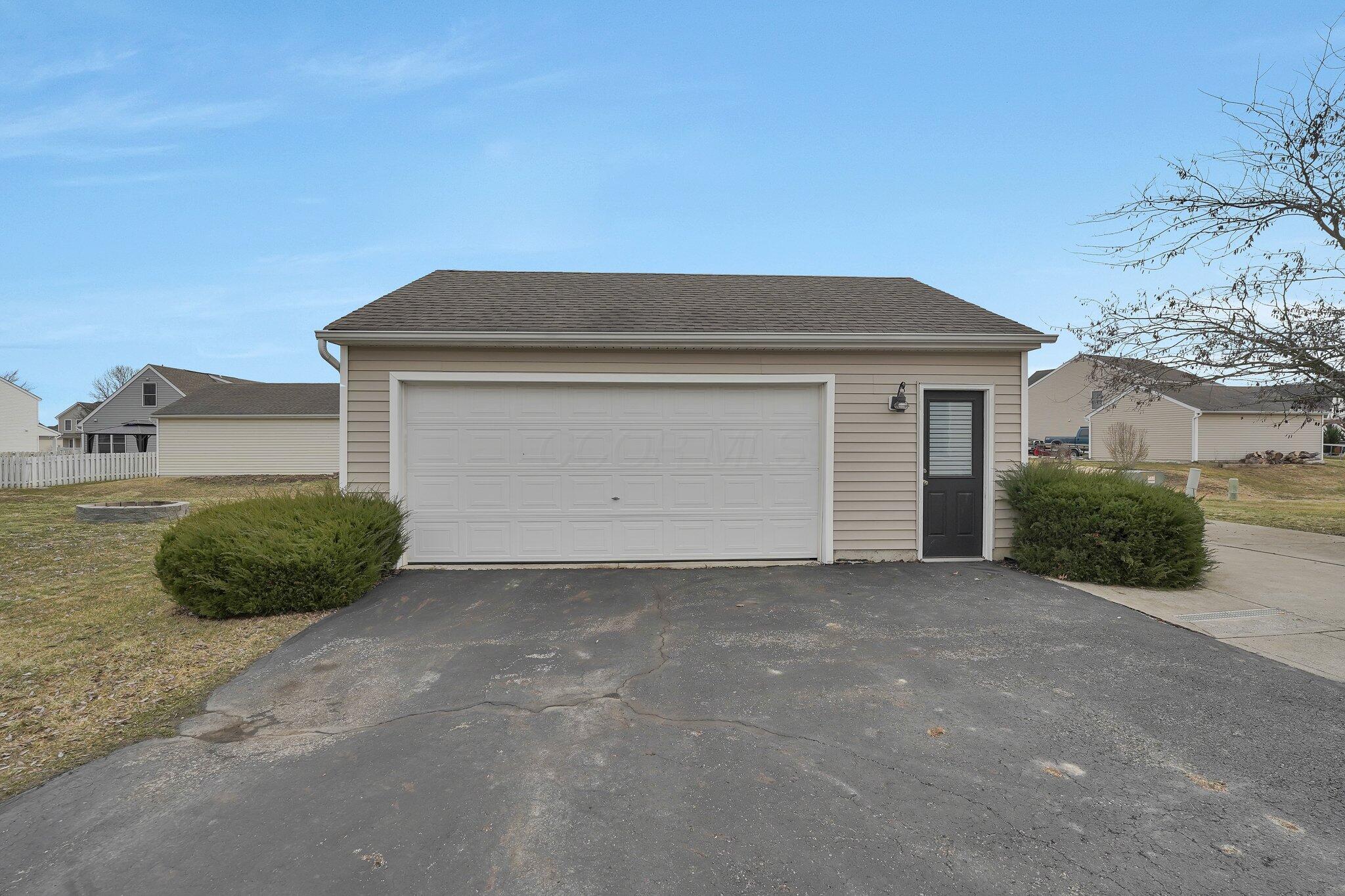 1121 Lake Forest Drive, Hebron, Ohio image 27