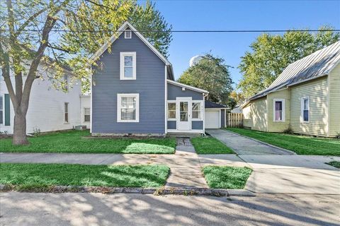 Photo of 627 E 6th Street, Marysville, OH 43040 (MLS # 225038913)