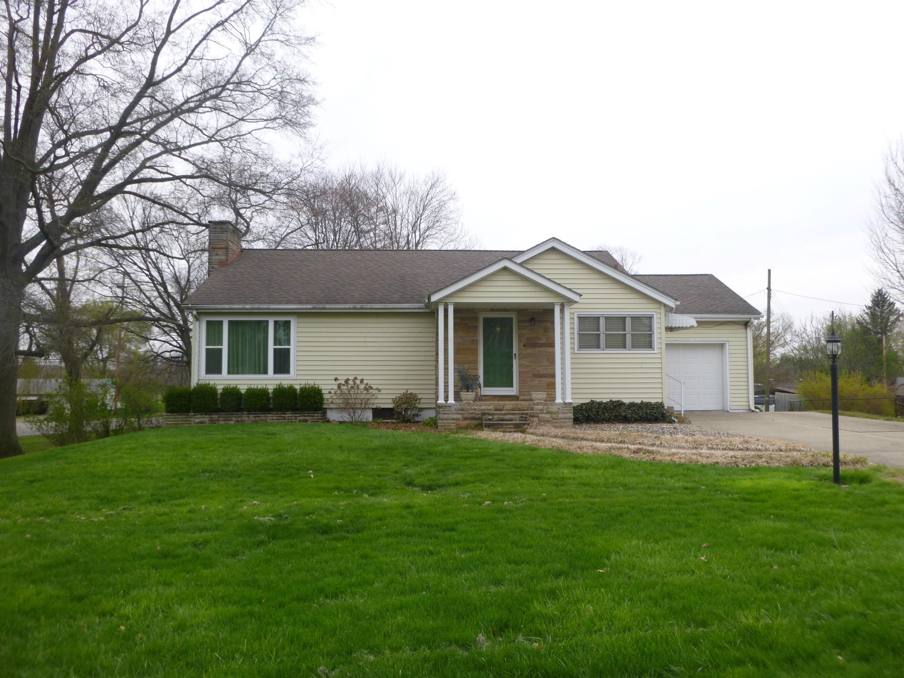 814 Smithfield Drive, Newark, Ohio image 2