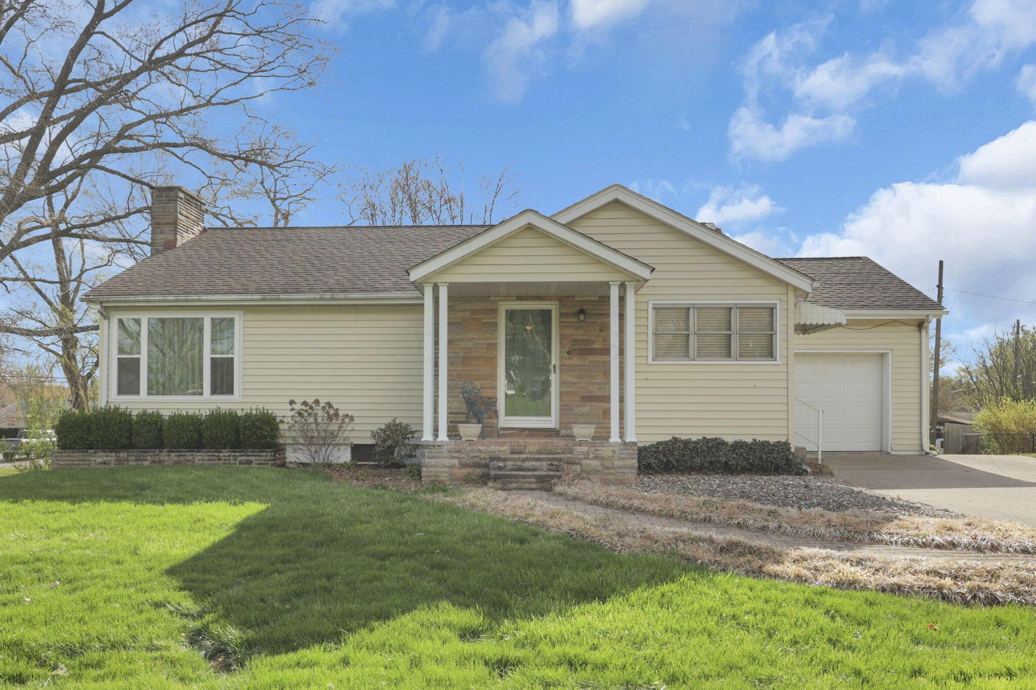 814 Smithfield Drive, Newark, Ohio image 1