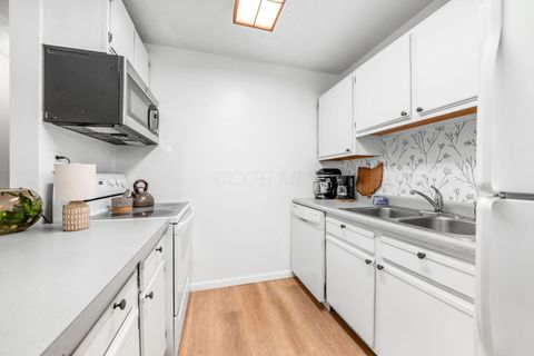 Tiny photo for 4474 Greystone Village Drive 5D #5D, Columbus, OH 43228 (MLS # 226002445)