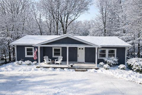 Photo of 521 Lakeview Heights Drive, Howard, OH 43028 (MLS # 226005871)
