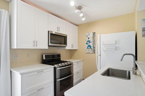 Tiny photo for 5055 Stoneybrook Boulevard 6E #6E, Hilliard, OH 43026 (MLS # 225045196)