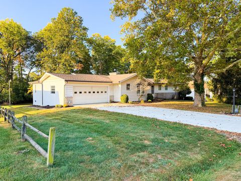 Photo of 3335 Sycamore Knolls Drive, Columbus, OH 43219 (MLS # 226007863)