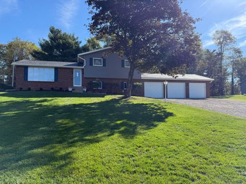 Photo of 280 Wildwood Drive, Zanesville, OH 43701 (MLS # 225039513)