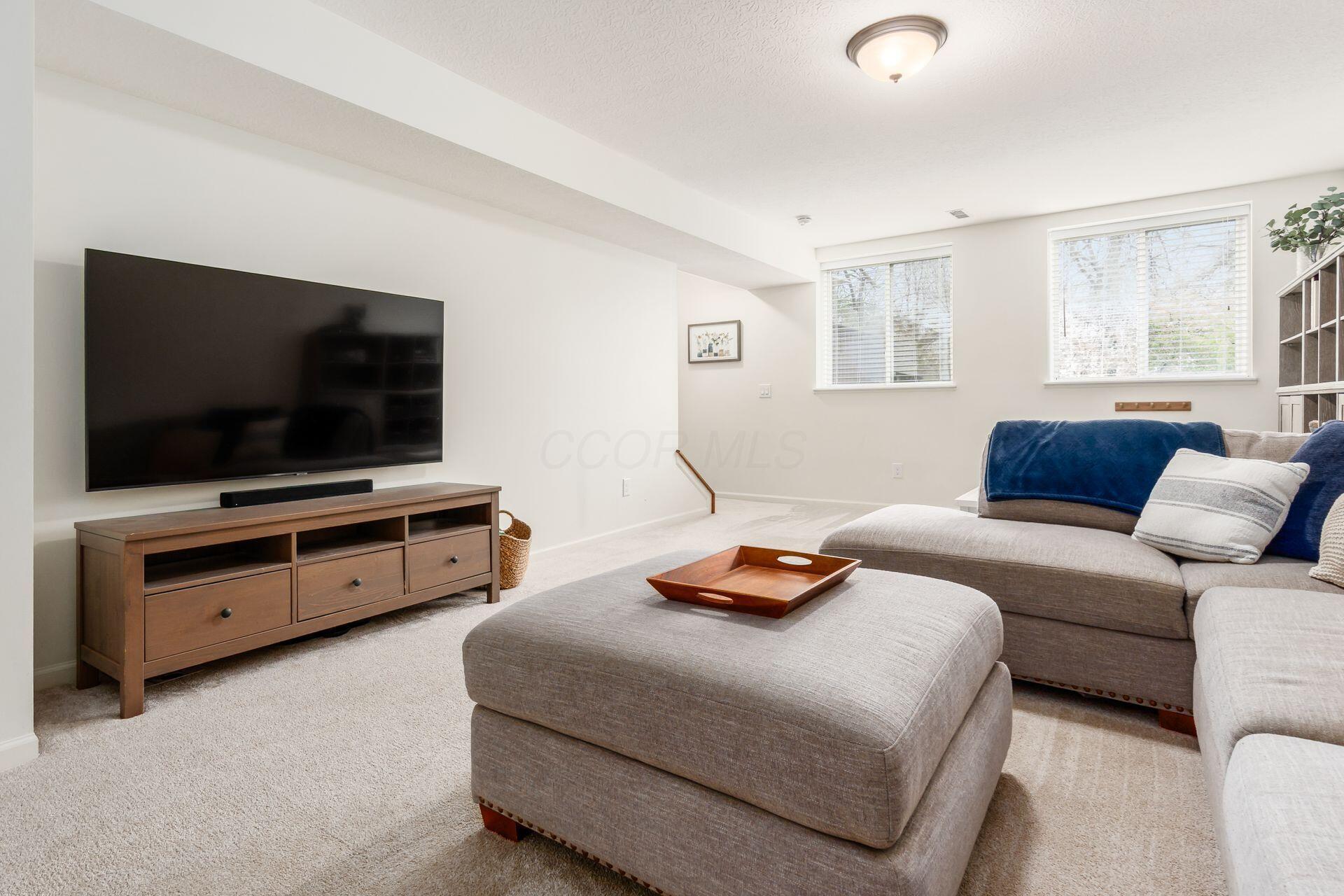 2065 Autumn Wind Drive, Grove City, Ohio image 32