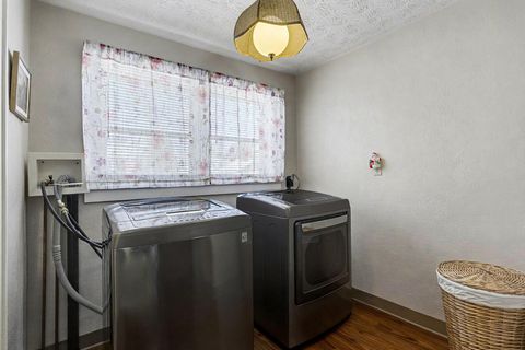 Tiny photo for 191 Neal Avenue, Newark, OH 43055 (MLS # 225045797)