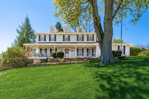 Photo of 141 Applewood Drive, Chillicothe, OH 45601 (MLS # 226011025)